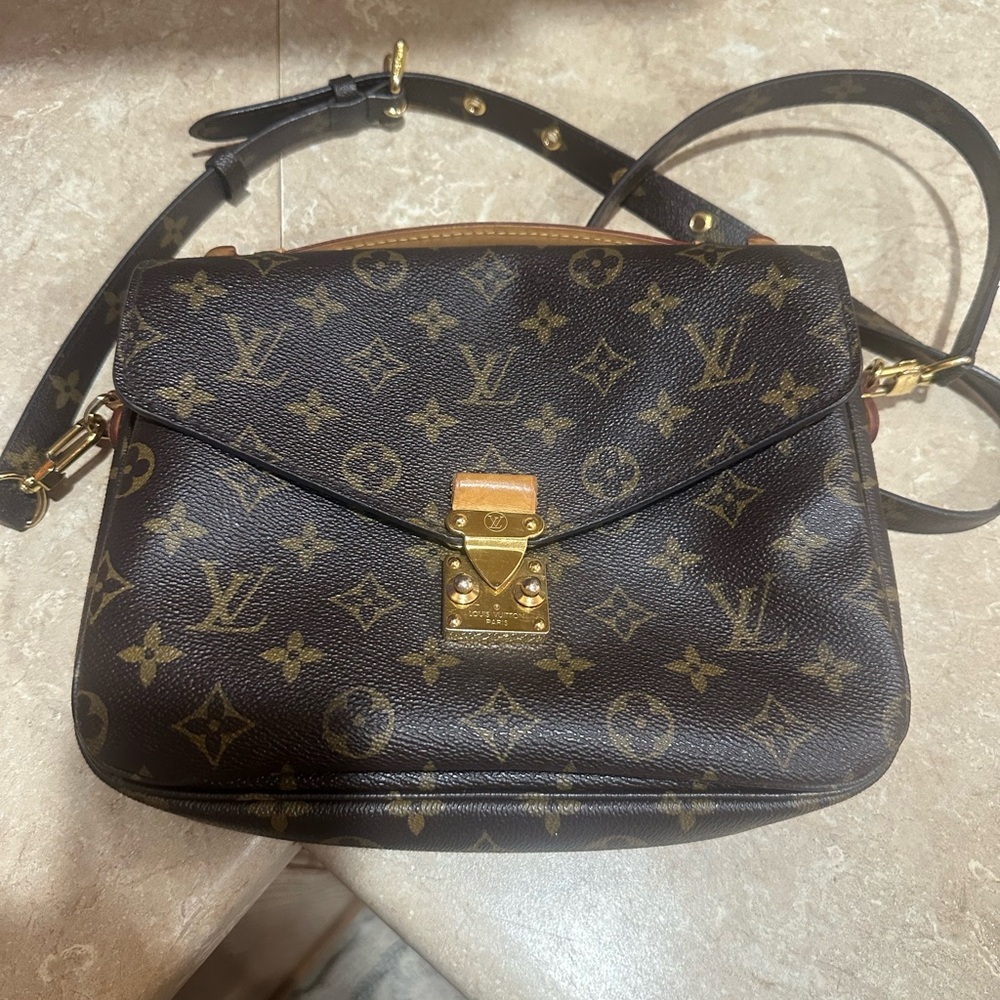 Louis Vuitton Monogram Canvas Crossbody pochette metis with Gold Hardware